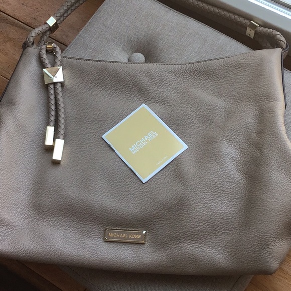 NWT MICHAEL KORS TAN LEATHER HANDBAG. TOP ZIP CLOSURE WITH BRAIDED PULL. - Picture 4 of 10